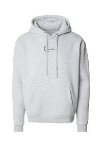 Pelēks kapucis ar priekšējo kabatu, auklām un mazu melnu logotipu uz krūtīm. Izgatavots no mīksta, teksturēta auduma.