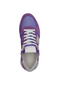 Sneaker viola realizzato in suede e mesh; presenta lacci bianchi, dettagli riflettenti e un colletto imbottito. Punta rotonda e dettagli testurizzati.