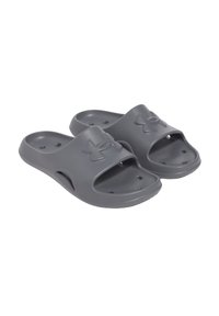 Grå slidesandaler lavet af gummi, med en bred rem med et præget logo, åben tå-design og perforeringer for ventilation.