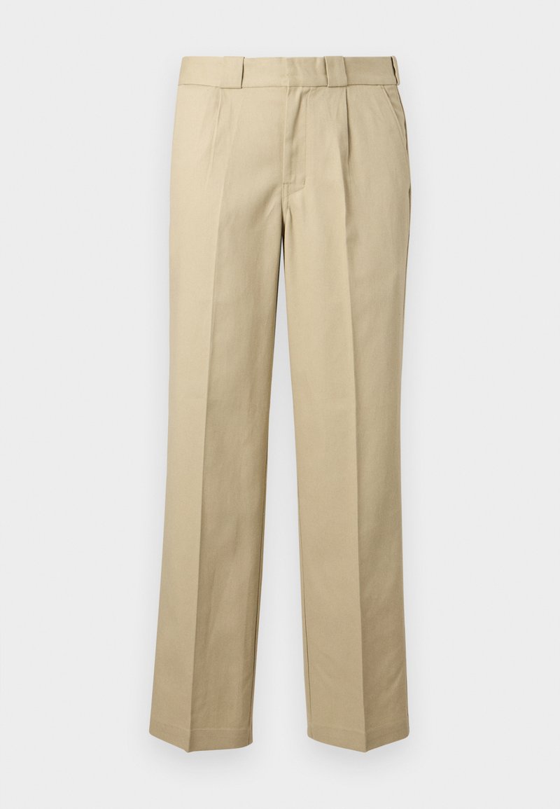 Pantalon droit beige avec passants de ceinture, plis devant et poches latérales sur un fond uni.