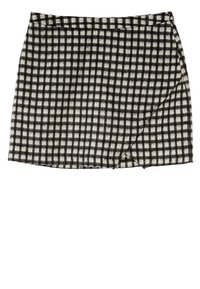 Mini gonna a scacchi bianco e nero con una texture morbida, caratterizzata da un orlo asimmetrico e un design aderente.