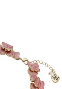 Bracciale color oro con charm a forma di farfalla rosa dalla finitura lucida. Include un gancio a molla e un charm a forma di cuore con le iniziali "BJ".