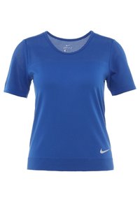 Camiseta deportiva azul de manga corta. Fabricada con un tejido transpirable que incluye paneles de malla y un escote redondo. Incluye un pequeño logo.
