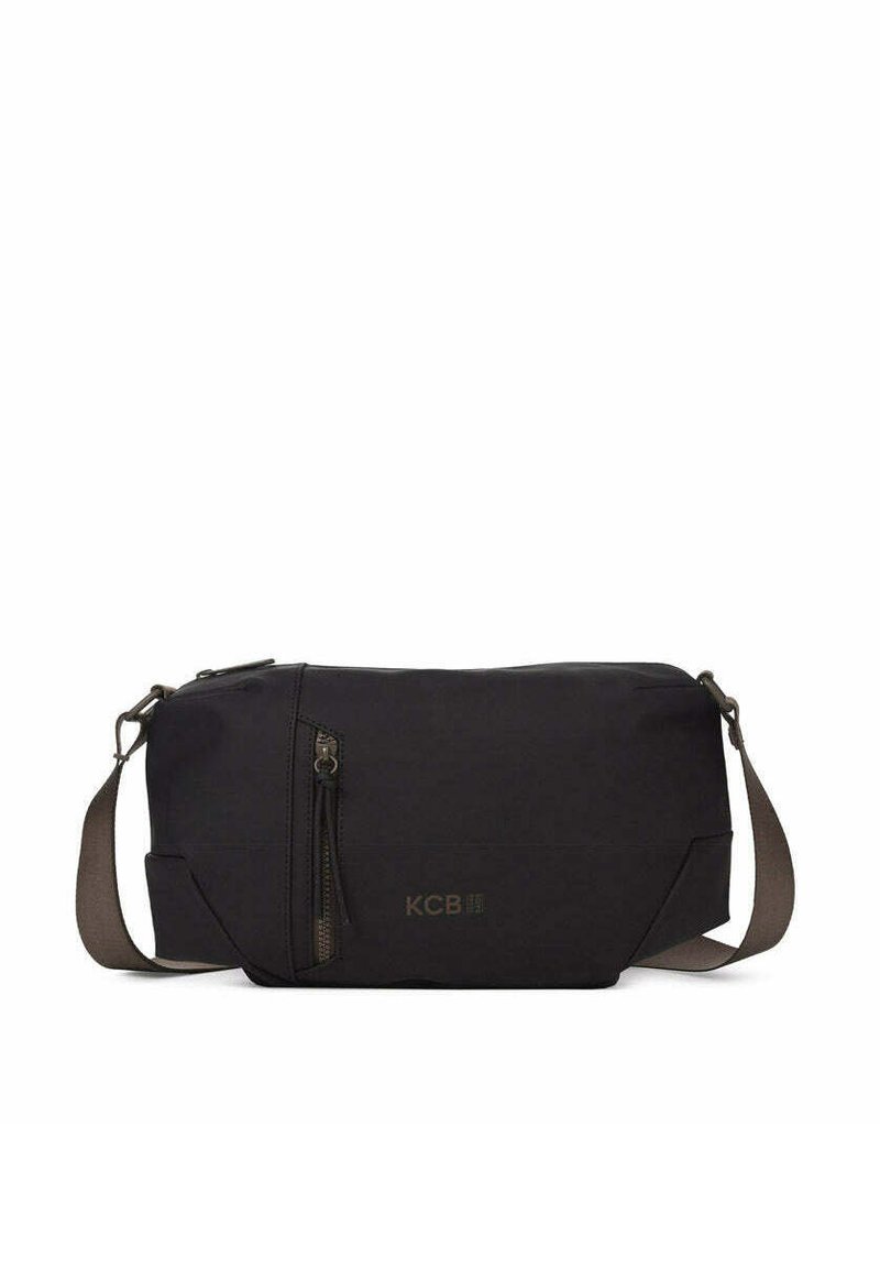 Zwarte schoudertas gemaakt van duurzaam stof, met een ritssluiting, verstelbare band en subtiele branding aan de voorkant.