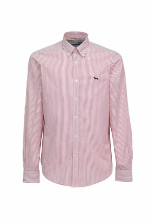 Camisa de hombre de manga larga con botones, con rayas verticales rojas y blancas y pequeño logo de perro azul marino en el lado izquierdo del pecho.