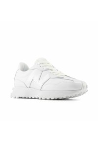 Weiße Leder-Sneaker mit weißen Schnürsenkeln und robuster Gummisohle, die seitlich im Profil mit einem gestickten "N"-Design gezeigt werden.