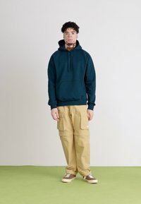 Carhartt WIP HOODED CHASE - Sweatshirt - duck blue/gold