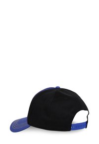 Casquette de baseball noire avec une visière bleue et des coutures. Fermeture ajustable à l'arrière. La texture du tissu est lisse avec une forme structurée.