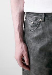 Don't Waste Culture SHERIDAN UNISEX - Hlačami s stranskimi žepi - grey/brown leather