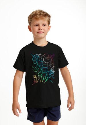 Sort t-shirt med farverige, geometriske Minecraft-figur grafik i pink, grøn, blå og gul mod en ensfarvet baggrund.