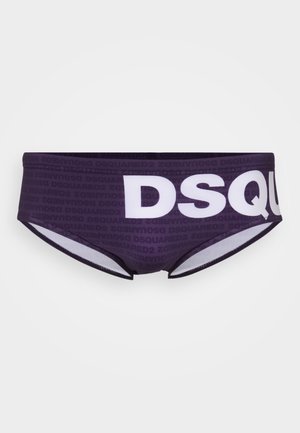 Sötét lila férfi úszónadrág, ismétlődő "DSQUARED2" szövegmintával és nagy fehér "DSQU" felirattal az elülső részen.