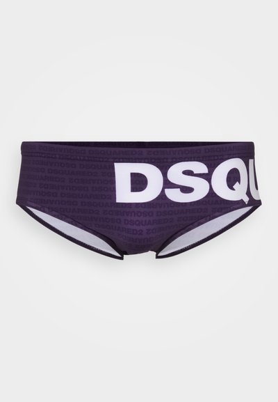 Culotte de bain pour homme en violet foncé avec un motif en texte répété "DSQUARED2" et une grande inscription blanche "DSQU" sur le devant.