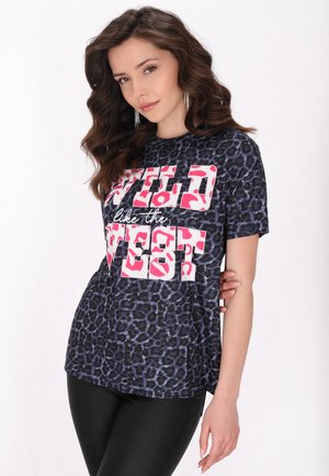 Sort leopardtryk t-shirt med pink og hvid grafisk tekst "VILD som VESTEN", korte ærmer og en afslappet pasform.