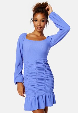 Abito aderente in tessuto blu chiaro texturizzato, con scollo quadrato, maniche lunghe e orlo arricciato con dettagli arricciati in tutto il capo.