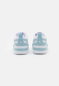 Puma MAYZE - Matalavartiset tennarit - white/icy blue
