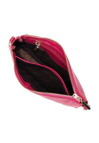 Borsa in pelle rosa con finitura testurizzata, dotata di chiusura con zip e foderata in tessuto nero. L'interno include tasche per una migliore organizzazione.