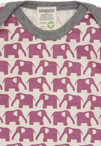 Maglietta a maniche corte in cotone biologico con stampa di elefante viola su fondo crema. Collo a costine grigio. L'etichetta della taglia indica 74/80.