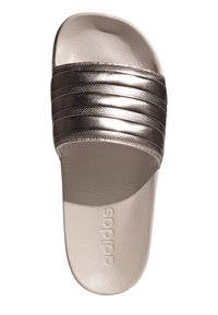 Sandalia deslizante metalizada en bronce con tres cintas texturizadas, plantilla en beige y un branding mínimo. Material suave y duradero con un diseño casual.
