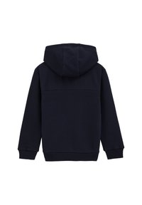 Námořnická modrá mikina s kapucí, měkkou texturou, klokaní kapsou, ribbenými manžetami a hladkým zakončením na ramenou.