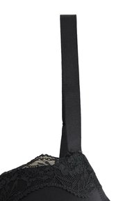 Sort bh-strop med blomsterpynt langs øverste kant af koppen, der viser tekstur og stofdetaljer på en hvid baggrund.