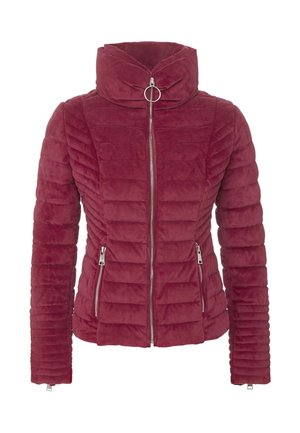 Bordowa kurtka pikowana z wysokim kołnierzem, zamkiem błyskawicznym z przodu z okrągłym uchwytem oraz dwie zapinane na zamek boczne kieszenie, pikowana i dopasowana.
