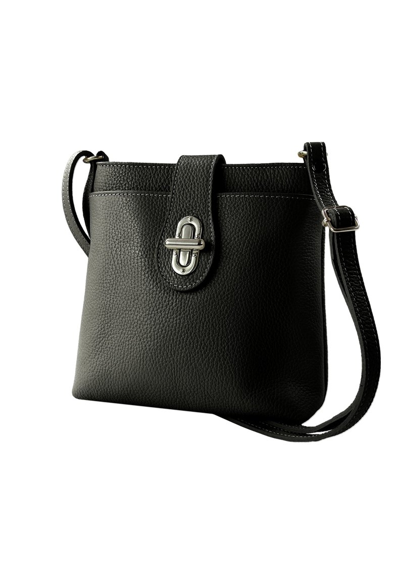 Schwarze Lederhandtasche mit strukturierter Oberfläche, ausgestattet mit einem oberen Klappenverschluss und silberfarbenen Hardwareelementen. Verstellbarer Schultergurt im Lieferumfang enthalten.