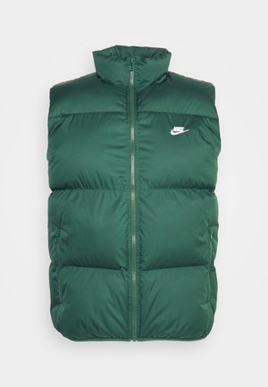 Gilet imbottito verde scuro con colletto alto, zip frontale e due tasche laterali. Caratterizzato da un logo Nike bianco nella parte superiore sinistra del petto.