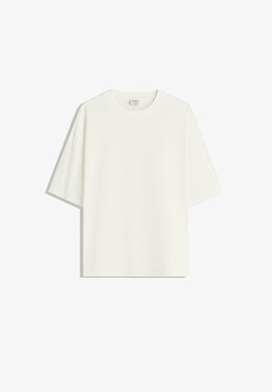 Egyszerű fehér, túlnyúló ujjú póló kerek nyakkal, fehér háttéren fektetve.