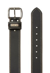 Schwarzer Ledergürtel mit Metallschnalle, ausgestattet mit weißen Nähten und mehreren Löchern zur Anpassung. Das Etikett zeigt die Marke "CAMP DAVID".