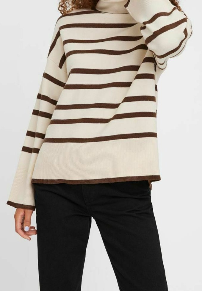 Pull crème avec rayures marron foncé, doté d'un col montant et d'une texture côtelée. Coupe large et décontractée avec manches longues et ourlet droit.