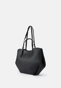 Svart lær tote bag med en jevn tekstur, bred åpning og doble lange håndtak. Har en strukturert form og subtile sømdetaljer.