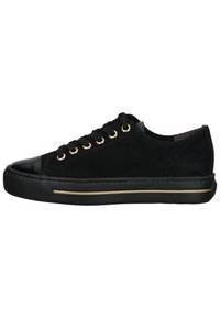 Schwarze Wildleder-Sneaker mit einer Zehenkappe aus lackiertem Leder, goldenen Ösen und einer strukturierten schwarzen Gummisohle mit einem goldenen Akzentstreifen.