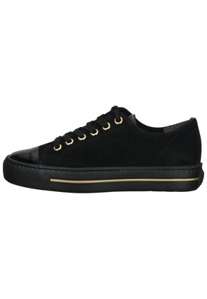 Sneaker nera in suede con punta in pelle verniciata, occhielli dorati e suola in gomma nera testurizzata con una striscia dorata.