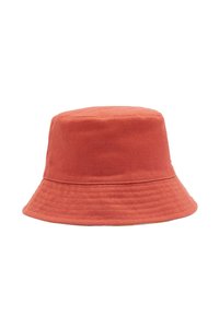Rdzawy kapelusz typu bucket, wykonany z bawełny o miękkiej fakturze, z szerokim, opadającym rondem oraz wyraźnie uformowaną kopułą.