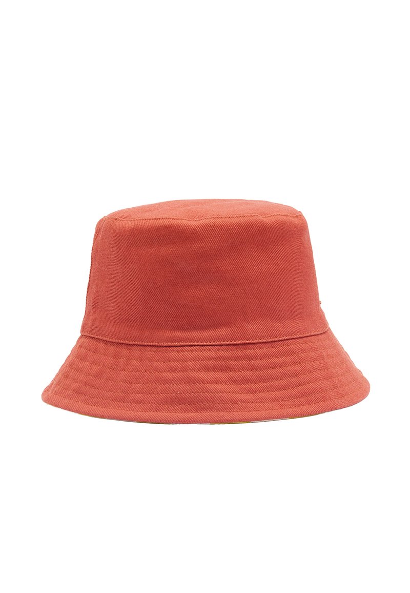 Rdzawy kapelusz typu bucket, wykonany z bawełny o miękkiej fakturze, z szerokim, opadającym rondem oraz wyraźnie uformowaną kopułą.