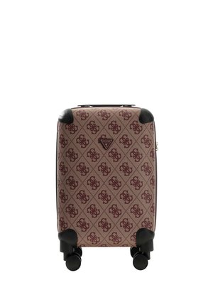 Petite valise rigide en tissu marron à motifs, avec protège-coins noirs, quatre roues, et un logo Guess à l'avant.