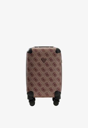 Petite valise rigide en tissu marron à motifs, avec protège-coins noirs, quatre roues, et un logo Guess à l'avant.