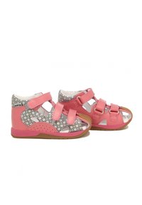 Sandali da bambino rosa con tessuto a fantasia floreale, cinturini in velcro regolabili, design aperto sulla punta e suole in gomma per una buona aderenza.