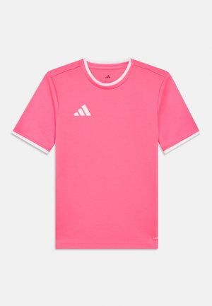 Rosa atletisk t-skjorte med hvite detaljer og rund hals. Har korte ermer og en Adidas-logo på øvre venstre bryst.