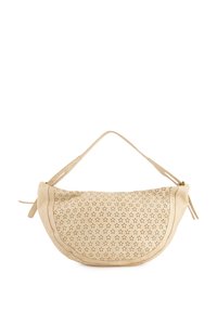 Beige leren tas met een gebogen vorm, voorzien van een geperforeerd sterrenpatroon en een verstelbare schouderriem. Ritssluiting aan de bovenkant.