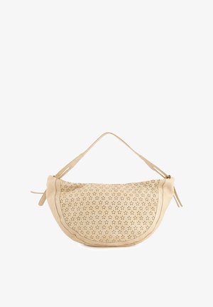 Beżowa skórzana torba o zakrzywionym kształcie, z perforowanym wzorem w kształcie gwiazd i regulowanym paskiem na ramię. Zamek błyskawiczny na górze.