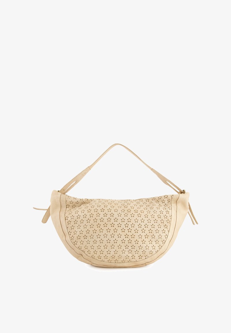 Beżowa skórzana torba o zakrzywionym kształcie, z perforowanym wzorem w kształcie gwiazd i regulowanym paskiem na ramię. Zamek błyskawiczny na górze.