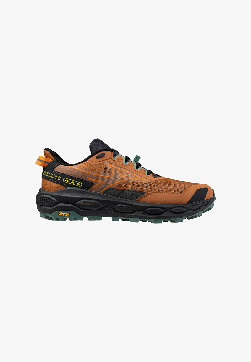 Orange-schwarzer Laufschuh für Trails mit strukturiertem Obermaterial, grünen Akzenten, robuster Sohle und Vibram-Logo. Verfügt über eine Zuglasche.