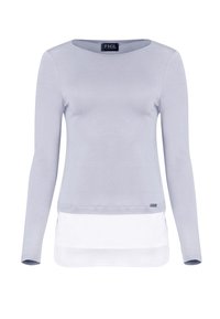 Lichtgrijze long sleeve top met een ronde halslijn, voorzien van een gelaagde witte zoom en een klein logotagje aan de onderkant aan de linkerkant.