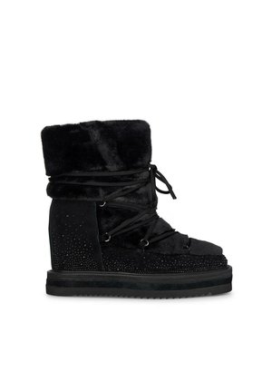 Botte de cheville noire, doublée de fourrure, avec un devant à lacets, accentuée de strass sur le côté, présentant une finition en daim texturé et une semelle en caoutchouc.