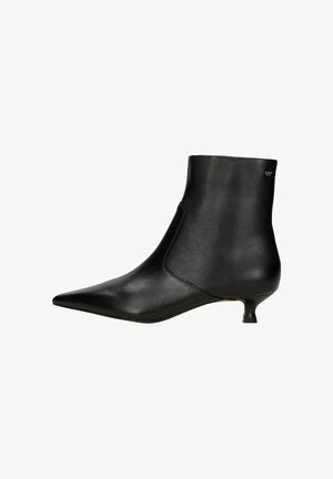 Stivale alla caviglia in pelle nera con punta affusolata e tacco kitten sottile. Presenta una superficie liscia e un design minimalista con una cucitura laterale.