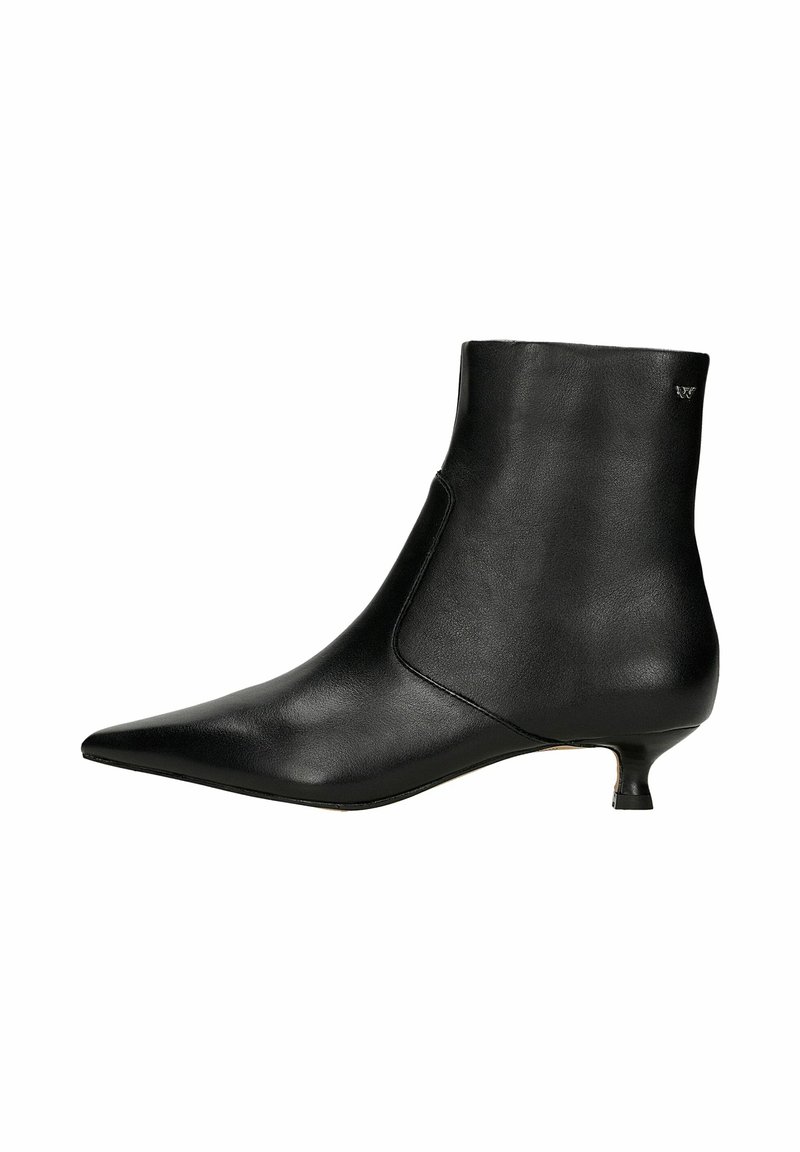 Czarne skórzane botki za kostkę z ostrym noskiem i wąskim obcasem typu kitten heel. Charakteryzują się gładką teksturą i minimalistycznym designem z bocznym szwem.