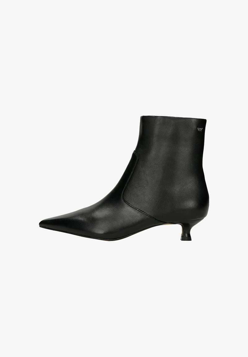 Černá kožená kotníková bota s špičatou špičkou a úzkým jehlovým podpatkem. Vyznačuje se hladkou texturou a minimalistickým designem se bočním švem.