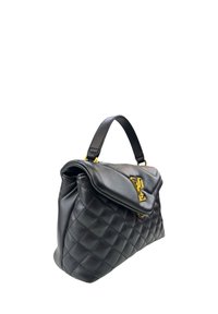 Borsa a tracolla in pelle nera con design trapuntato, con dettagli in oro e un manico superiore singolo. Presenta una chiusura a pattina con logo impresso.