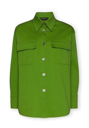 Camisa verde de manga larga con cuello puntiagudo, cierre de botones en la parte frontal y dos bolsillos en el pecho con solapa.